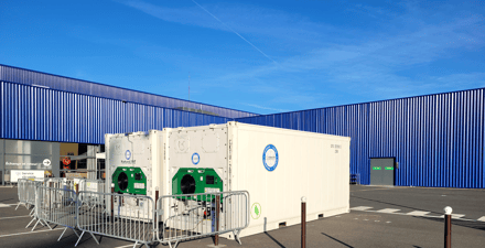 Containers frigorifiques de secours pour le restaurant d'un centre commercial.